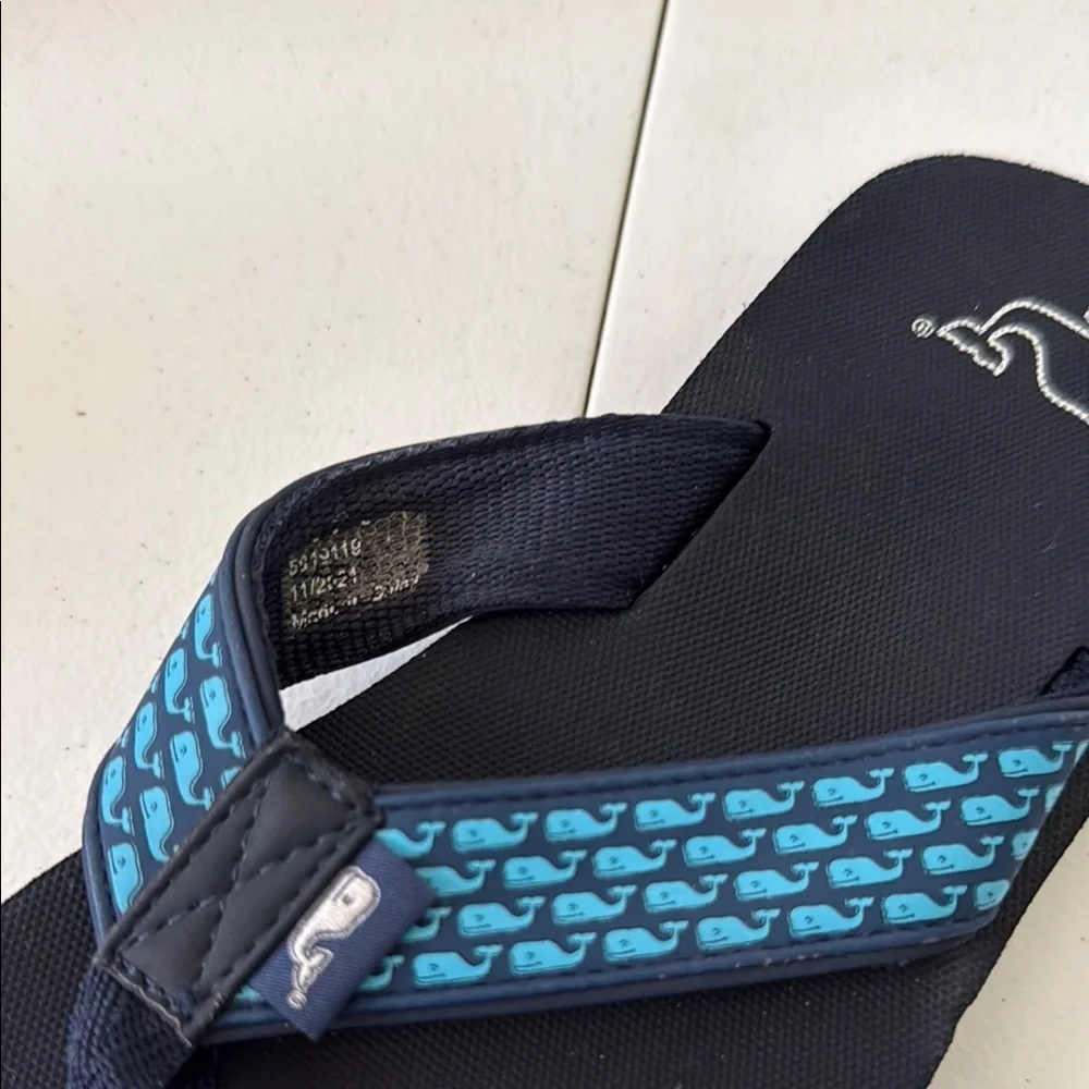 *CHILDREN’S VINEYARD VINES WHALE PATTERN FLIP FLOPS (sz 3)